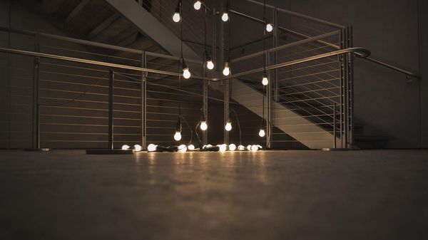 Świąteczne oświetlenie - jak tworzyć magiczną atmosferę w ogrodzie?