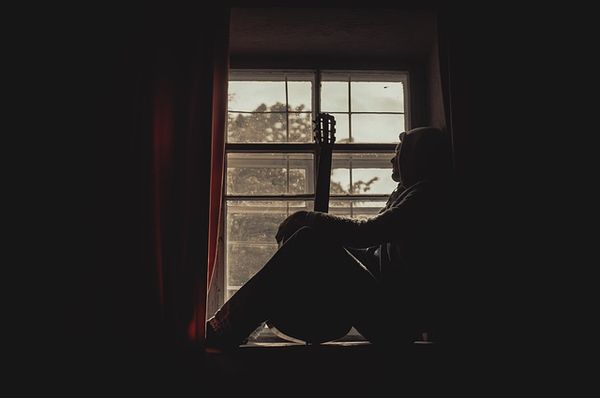 Światło i świeże powietrze bez komarów – poznaj zalety moskitier